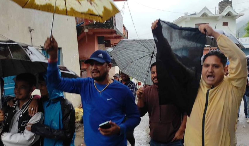 अछाममा ओलीविरुद्ध नाराबाजी, बोहरालाई कालो झण्डा