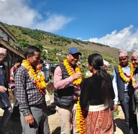 चुनावि घरदैलाे अभियानमा उम्मेदवार थापा