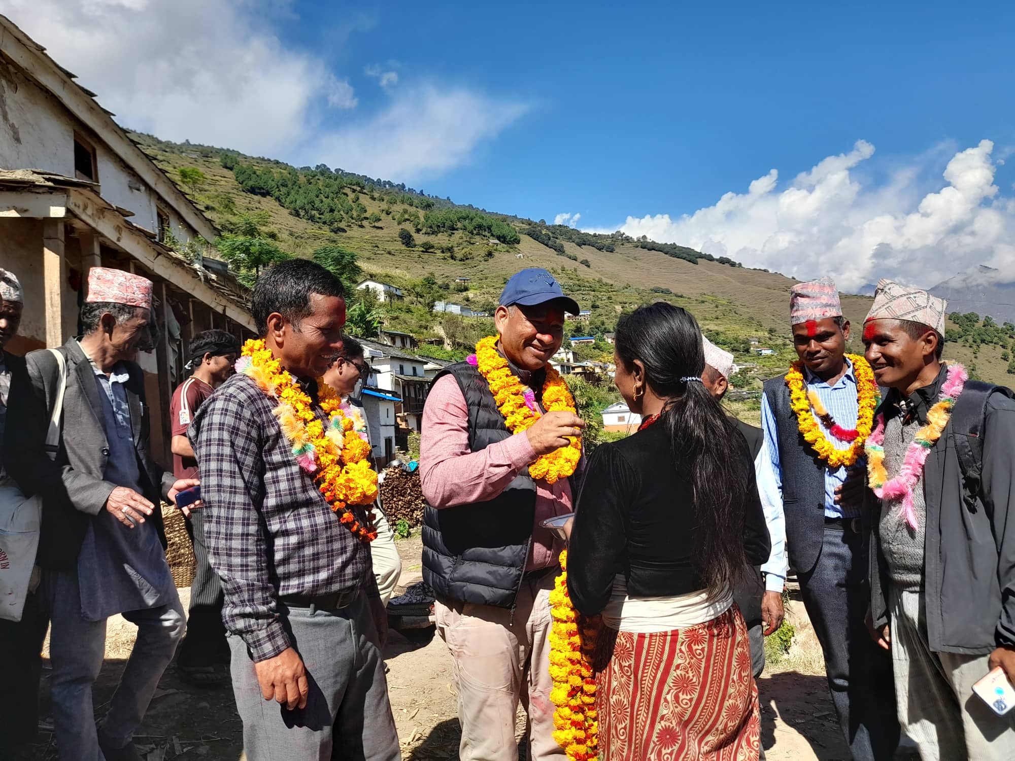 चुनावि घरदैलाे अभियानमा उम्मेदवार थापा