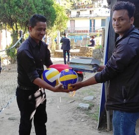 बडिमालिका कार्यपालिका सदस्य पायलद्धारा कैदिबन्दीलाई खेलकुद साम्रगी र पुस्तक सहयोग