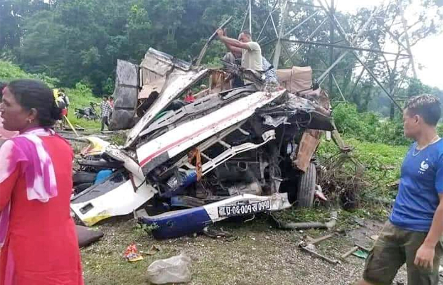 बारामा बस दुर्घटना हुँदा १४ जनाको मृत्यु