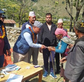 बुढीनन्दामा घरमै पुगेर वृद्धवृद्धाको हातमै वृद्धभत्ता