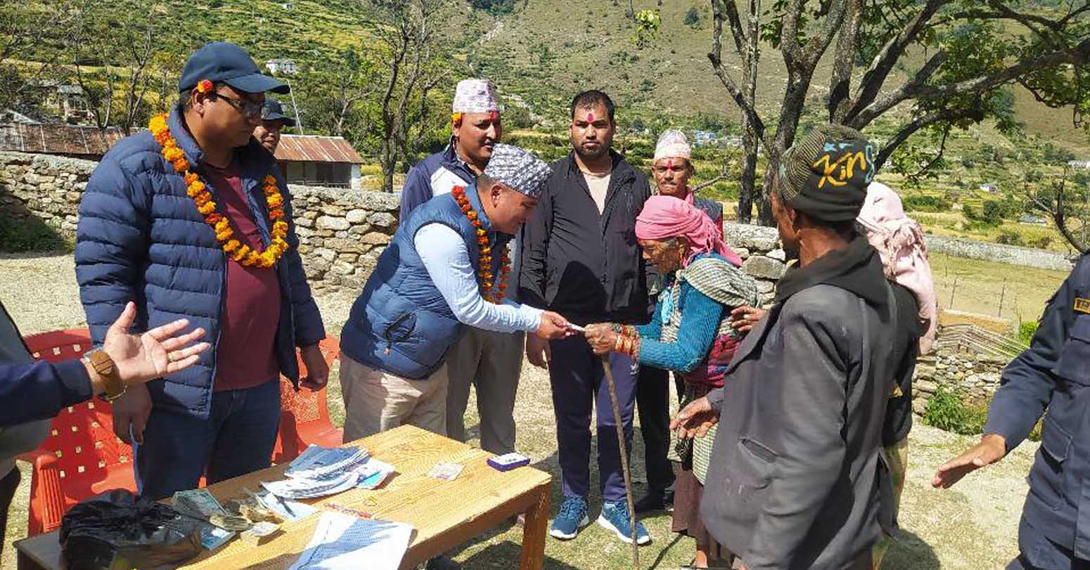 बुढीनन्दामा घरमै पुगेर वृद्धवृद्धाको हातमै वृद्धभत्ता
