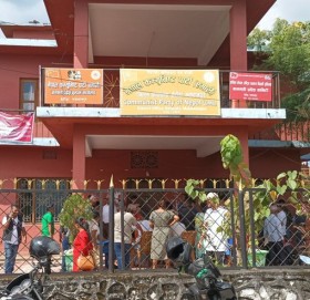 कमल थापालाई टिकट दिएको विरोधमा मकवानपुरको एमाले कार्यालयमा तालाबन्दी
