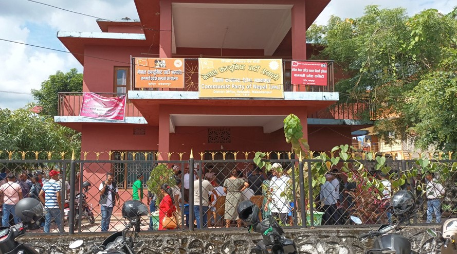 कमल थापालाई टिकट दिएको विरोधमा मकवानपुरको एमाले कार्यालयमा तालाबन्दी