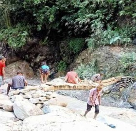 बाजुरेलीका दुखः खोलामा पुल छैन, तर्नै सकस