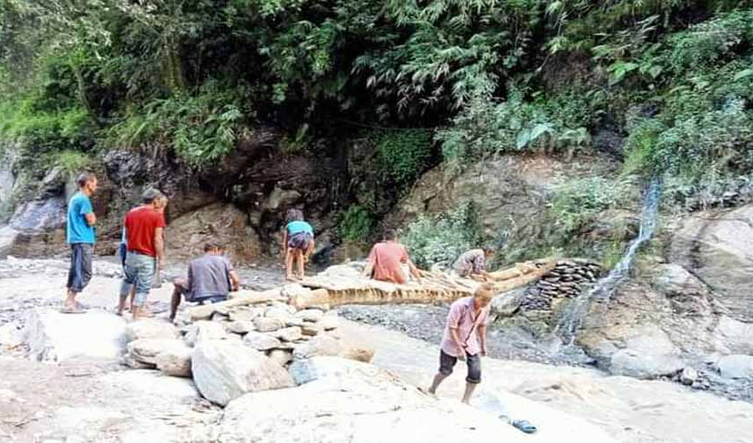 बाजुरेलीका दुखः खोलामा पुल छैन, तर्नै सकस