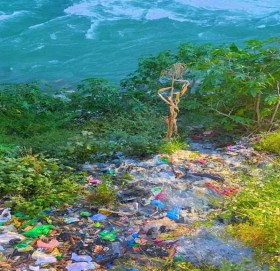 नदीको छेउछाउमा रहेकाे फोहोरको डंगुर व्यवस्थापन गर्न सकेन जयपृथ्वी नगरपालिकाले