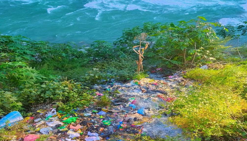 नदीको छेउछाउमा रहेकाे फोहोरको डंगुर व्यवस्थापन गर्न सकेन जयपृथ्वी नगरपालिकाले