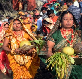 छठको अन्तिम दिन, उदाउँदो सूर्यलाई अर्घ्य दिइँदै