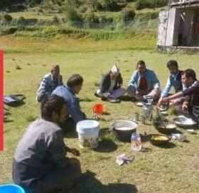 बझाङमा दलित शिक्षकलाई विभेद भनिएकाे भाइरल तस्बिर