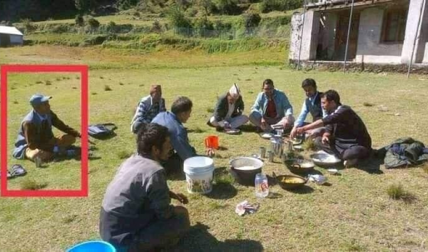 बझाङमा दलित शिक्षकलाई विभेद भनिएकाे भाइरल तस्बिर