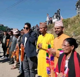 डडेलधुरामा देउवालाई स्वागत गर्न स्वतन्त्र उम्मेदवार सागर ढकाल पनि लाइनमा