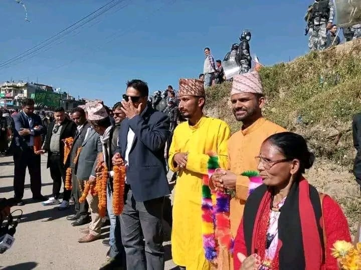 डडेलधुरामा देउवालाई स्वागत गर्न स्वतन्त्र उम्मेदवार सागर ढकाल पनि लाइनमा