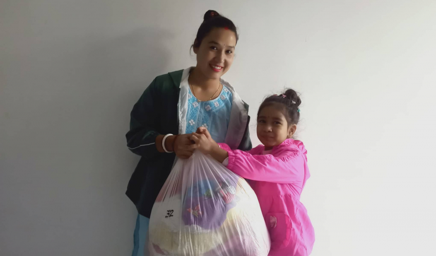 धनगढीको कपडा बैंकलाई २० थान कपडा सहयोग