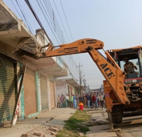 धनगढीको मुख्य सडकमा चल्यो डोजर