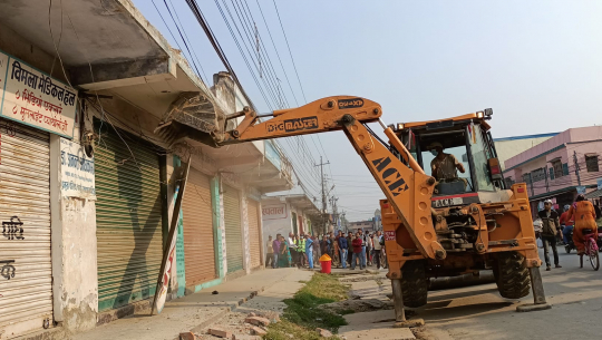 धनगढीको मुख्य सडकमा चल्यो डोजर