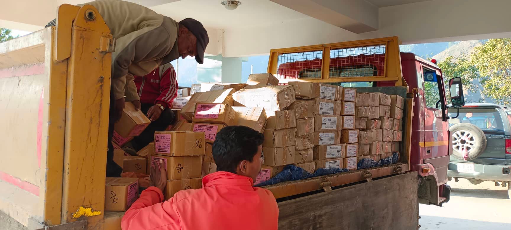 बाजुरामा हेलिकप्टर मार्फत मतपत्र आईपुगे