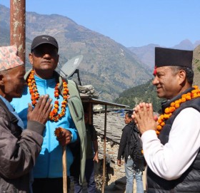 बाजुरामा एमालेको चुनावी प्रचार तिब्र, घरभेटघाटमा उम्मेदवार ब्यस्त