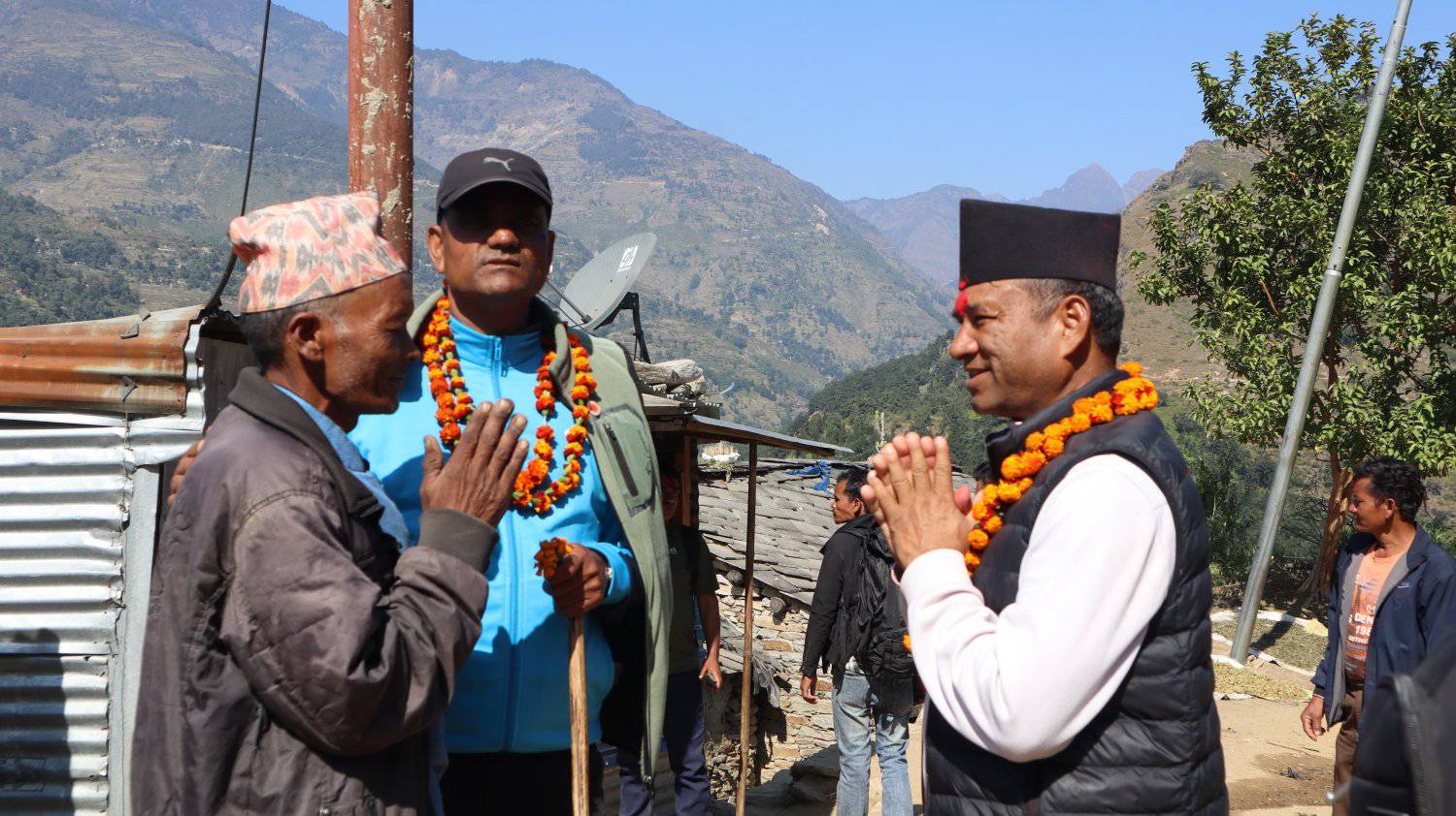 बाजुरामा एमालेको चुनावी प्रचार तिब्र, घरभेटघाटमा उम्मेदवार ब्यस्त