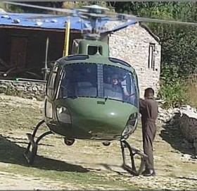 बझाङमा ढुङ्गा लागेर गम्भीर घाइते भएकी महिलाको हेलिकप्टर मार्फत उद्धार