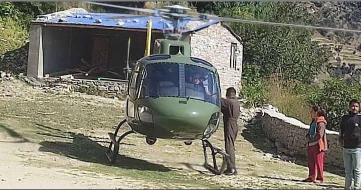 बझाङमा ढुङ्गा लागेर गम्भीर घाइते भएकी महिलाको हेलिकप्टर मार्फत उद्धार