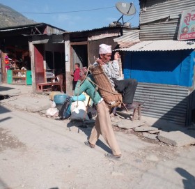 डोकोमा विरामी बोकेर सदरमुकाम चैनपुरमा उपचार