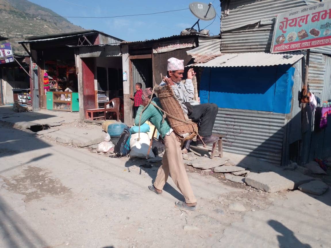 डोकोमा विरामी बोकेर सदरमुकाम चैनपुरमा उपचार