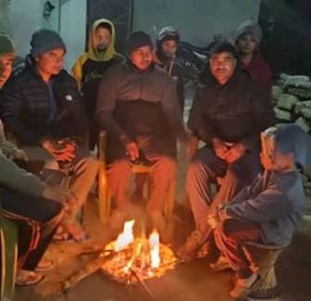 भूकम्प  अपडेट : बझाङ कुन ठाउँमा के क्षेती भयाे ? चैनपुरबासी रोडको छेउमा आगो ताप्दै रात काटे