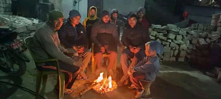 भूकम्प  अपडेट : बझाङ कुन ठाउँमा के क्षेती भयाे ? चैनपुरबासी रोडको छेउमा आगो ताप्दै रात काटे