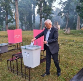 लेखराज भट्टले गरे मतदान