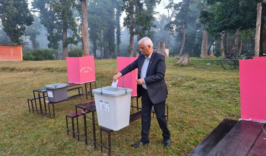 लेखराज भट्टले गरे मतदान