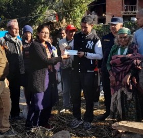 डोटीमा भूकम्पले ज्यान गुमाएकाका परिवारलाई राहत