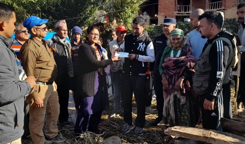 डोटीमा भूकम्पले ज्यान गुमाएकाका परिवारलाई राहत