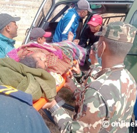 भूकम्पका दुई जना घाइतेलाई हेलिकोप्टरबाट धनगढी लगियो