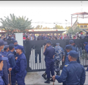 कैलाली–५ मा मतगणना गर्न माग गर्दै नाराबाजी