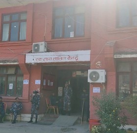 मुख्य निर्वाचन अधिकृतलाई स्वास्थ्य समस्या भएपछि कैलालीको मतगणनामा ढिलाइ