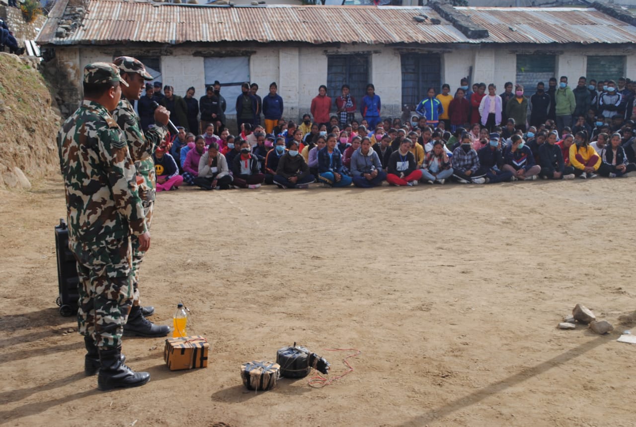 नेपाली सेनाद्धारा प्रहरी र म्यादि प्रहरीलाई बम डिस्पोजल गर्ने बारे जानकारी