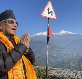 प्रचण्डको स्पष्टीकरण चित्तबुझ्दो भएन, बाजा बजाउनेको खोजी गर्न आयोगको निर्देशन