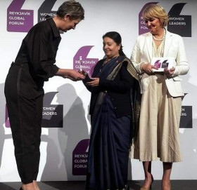 राष्ट्रपति भण्डारीद्वारा ‘वुमन पोलिटिकल ट्रेलब्लेजर अवार्ड’ ग्रहण