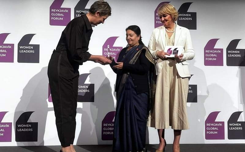 राष्ट्रपति भण्डारीद्वारा ‘वुमन पोलिटिकल ट्रेलब्लेजर अवार्ड’ ग्रहण