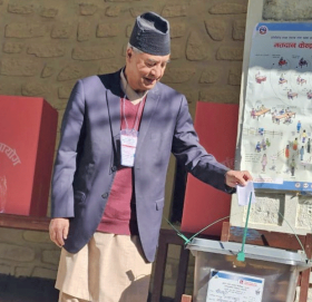 प्रधानमन्त्री देउवाले गरे डडेल्धुरामा मतदान