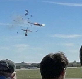 विश्वयुद्धका दुई विमान आकाशमा ठोकिए