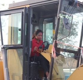 जसले चलाउँछिन् ग्रेडर मेसिन