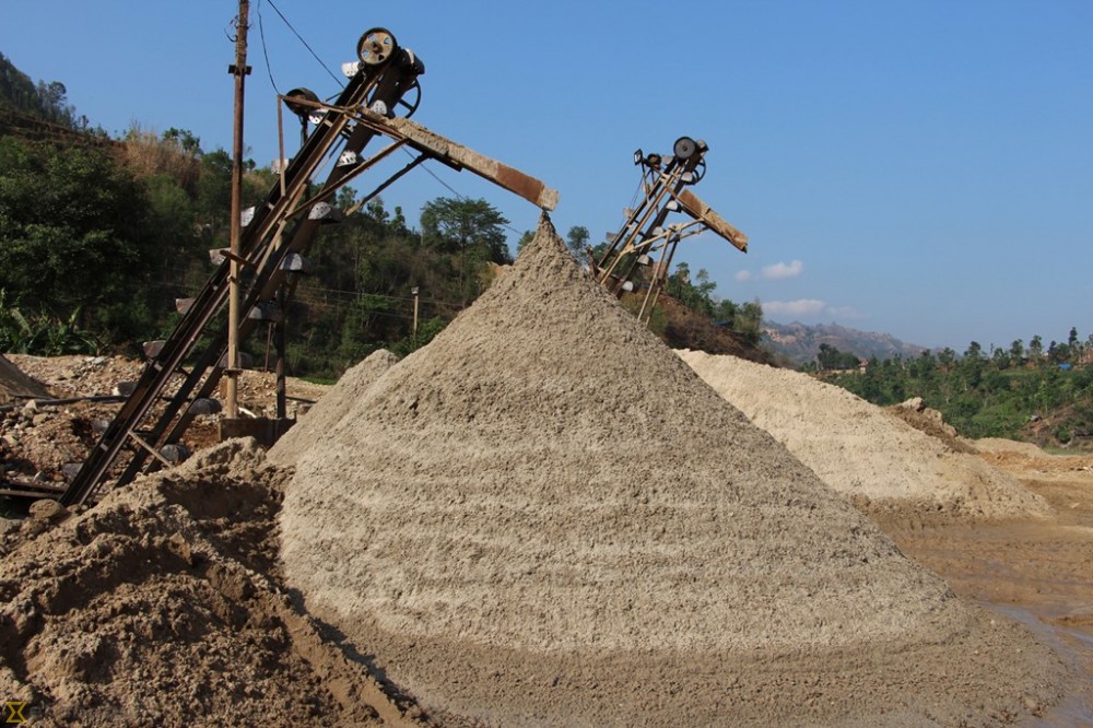 नवीकरण नगरी सञ्चालन गरिएको क्रसर उद्योग बन्द गर्न निर्देशन