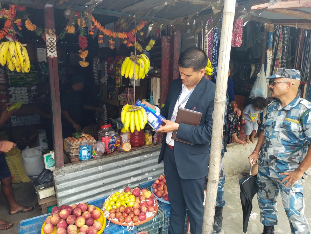 बाजुराको बुढिगंगामा बजार अनुगमनका क्र्रममा ४६ हजार बराबरको अखाद्य बरामद गरी नष्ट