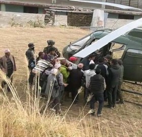 बाजुरामा प्रहरीको राइफल खोसेर फरार छन् स्थानीय