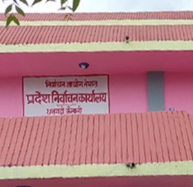 सुदूरपश्चिममा प्रदेश प्रमुखलाई निर्वाचन प्रतिवेदन बुझाउँदै आयोग