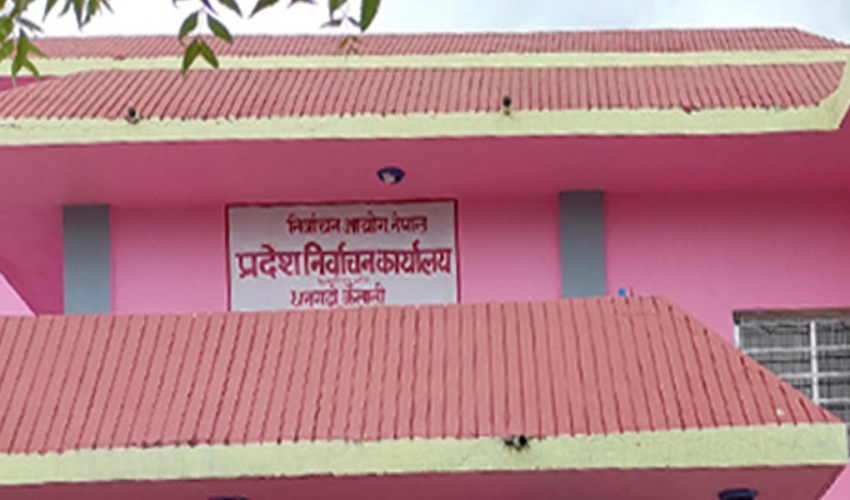 सुदूरपश्चिममा प्रदेश प्रमुखलाई निर्वाचन प्रतिवेदन बुझाउँदै आयोग