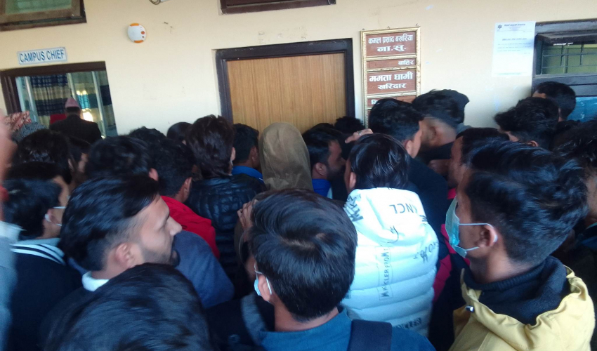 धनगढीको ऐश्वर्य बहुमुखी क्याम्पसमा तालाबन्दी